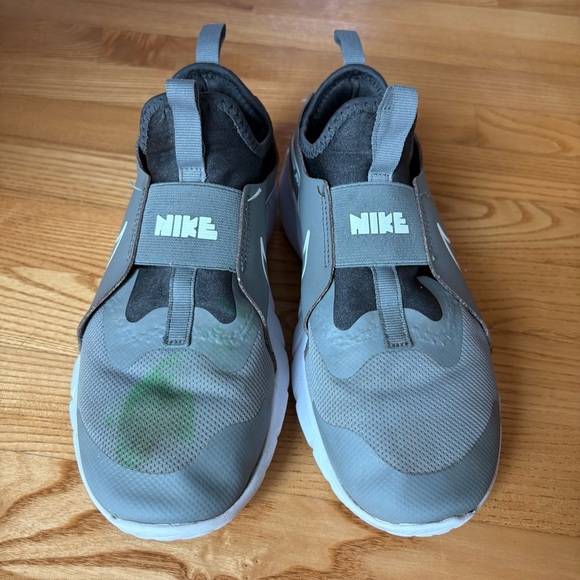 Nike Flex Runner 2 Slip-On Running Sneakers flat Gray white Shoes Boys Size 6 - Picture 2 of 13